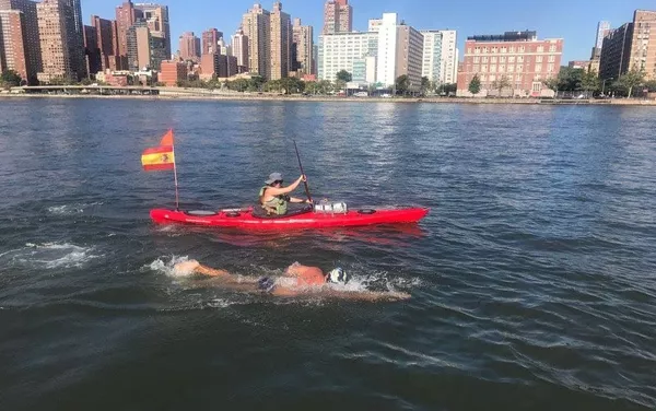 Diego López nadando alrededor de Manhattan Diego López nadando alrededor de Manhattan - Sputnik Mundo