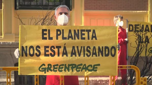 Greenpeace protesta ante la Embajada de Brasil en Madrid simulando un incendio forestal | Fotos Greenpeace protesta ante la Embajada de Brasil en Madrid simulando un incendio forestal | Fotos