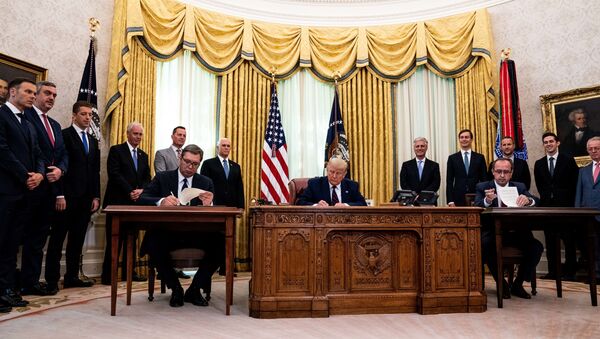 El presidente de Serbia, Aleksandar Vucic, y el presidente de EEUU, Donald Trump El presidente de Serbia, Aleksandar Vucic, y el presidente de EEUU, Donald Trump - Sputnik Mundo