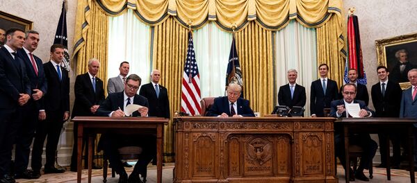 El presidente de Serbia, Aleksandar Vucic, y el presidente de EEUU, Donald Trump - Sputnik Mundo