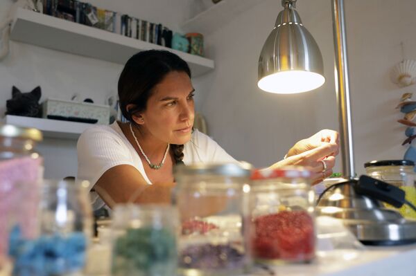 Ventajas del confinamiento: la familia española que convirtió su hobby en una marca de bisutería - Sputnik Mundo