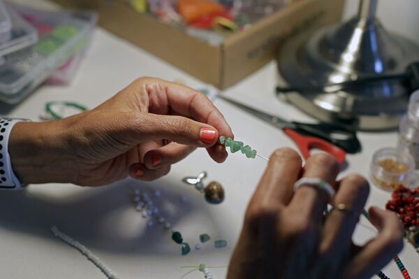 Ventajas del confinamiento: la familia española que convirtió su hobby en una marca de bisutería - Sputnik Mundo