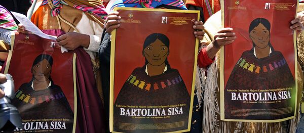 Mujeres indígenas bolivianas con un cartel con el rostro de Bartolina Sisa - Sputnik Mundo