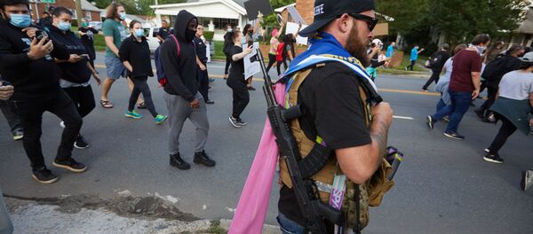 Un miembro de los Boogaloo Bois  - Sputnik Mundo