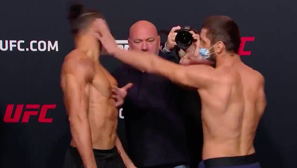 Un luchador de MMA ruso abofetea a su rival antes del inicio de la pelea  - Sputnik Mundo