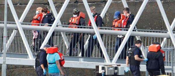 Los migrantes arriban en lanchas y balsas a Dover, Reino Unido (archivo) - Sputnik Mundo