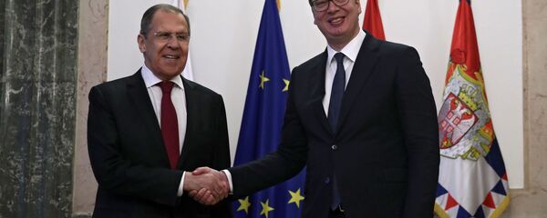 El canciller de Rusia, Sergéi Lavrov, y el presidente de Serbia, Aleksandar Vucic - Sputnik Mundo