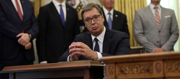 Aleksandar Vucic, presidente de Serbia, durante la firma del acurdo con EEUU sobre Kosovo - Sputnik Mundo