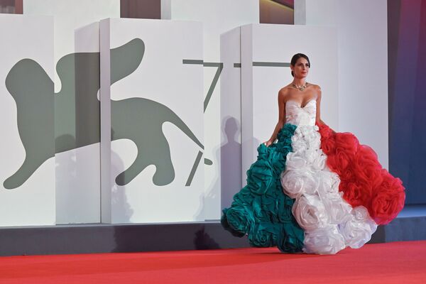 Гостья Венецианского фестиваля в наряде в цветах итальянского флага - Sputnik Mundo