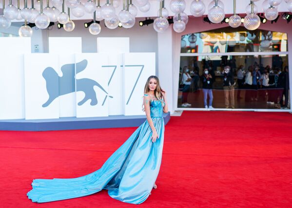 Итальянская модель, актриса Эрика Аурора на красной дорожке 77-го Венецианского кинофестиваля - Sputnik Mundo