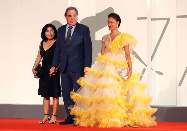 Режиссер Оливер Стоун с супругой Сан-Юнг Юнг на красной дорожке 77-го Венецианского кинофестиваля - Sputnik Mundo