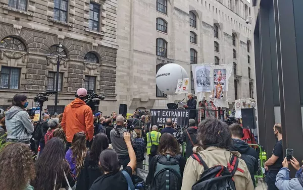 Los defensores de Julian Assange ante la Corte Criminal Central de Londres Los defensores de Julian Assange ante la Corte Criminal Central de Londres - Sputnik Mundo