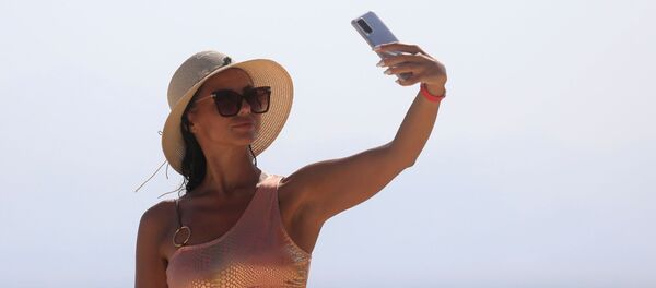 Una turista se toma una selfie en Egipto - Sputnik Mundo