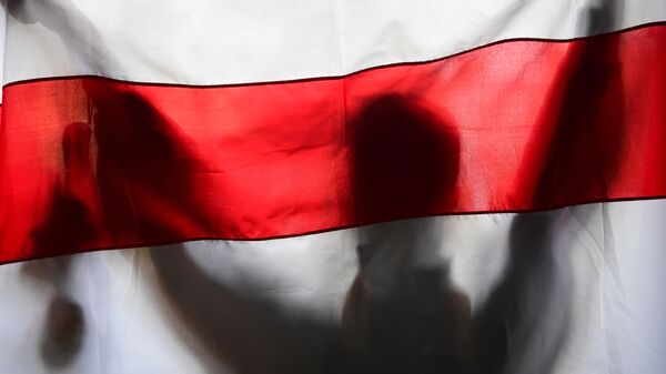 Bandera opositora de Bielorrusia  - Sputnik Mundo