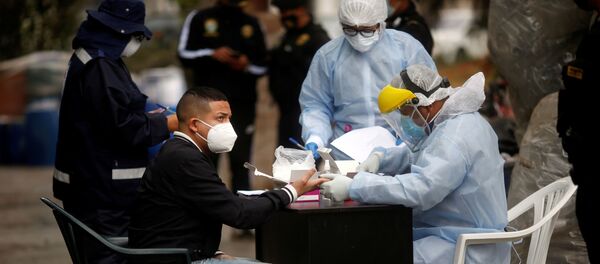 Médicos realizan una prueba de coronavirus en Lima, Perú - Sputnik Mundo