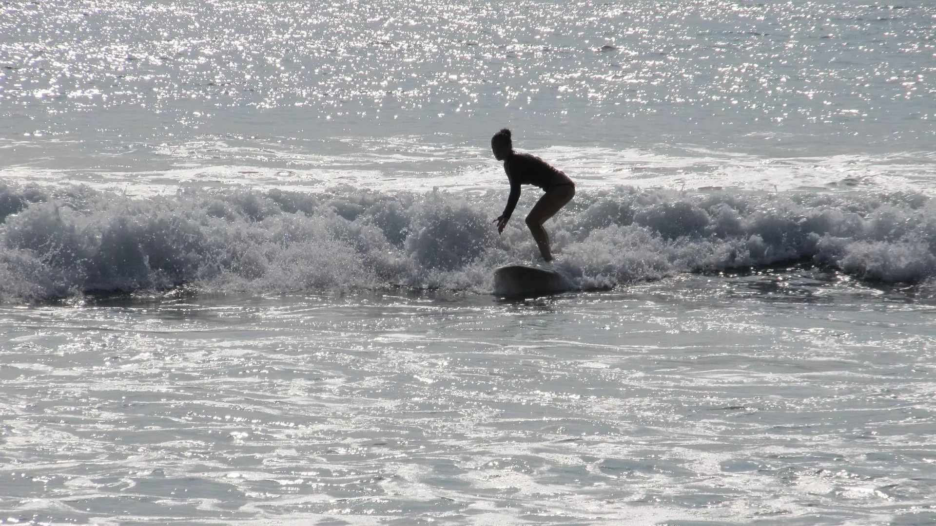 Foto referencial de una surfista Foto referencial de una surfista - Sputnik Mundo, 1920, 24.03.2021