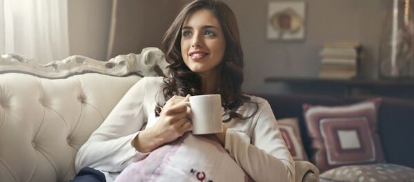 Una joven con una taza en la mano - Sputnik Mundo