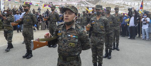 Soldados indios durante el funeral de su camarada - Sputnik Mundo