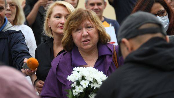 La premio nobel de literatura Svetlana Aleksievich La premio nobel de literatura Svetlana Aleksievich - Sputnik Mundo