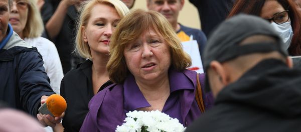 La premio nobel de literatura Svetlana Aleksievich La premio nobel de literatura Svetlana Aleksievich - Sputnik Mundo