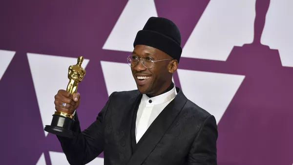 El actor Mahershala Ali en la alfombra roja de los Óscar - Sputnik Mundo