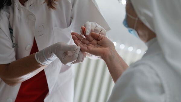 Una prueba de sangre por el COVID-19 - Sputnik Mundo