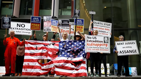 Los partidarios de Julian Assange en Londres