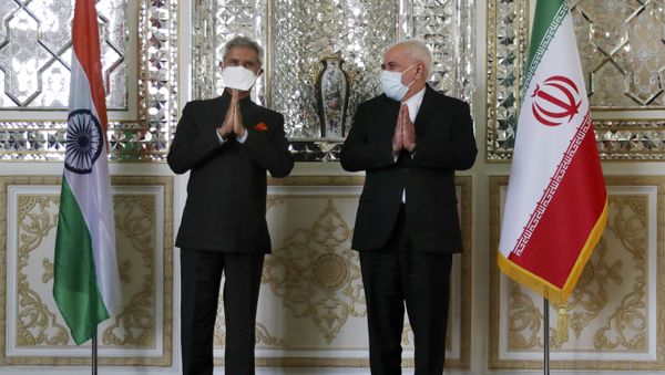 El ministro de Relaciones Exteriores iraní, Mohamad Javad Zarif, da la bienvenida a su homólogo indio, Subrahmanyam Jaishankar El ministro de Relaciones Exteriores iraní, Mohamad Javad Zarif, da la bienvenida a su homólogo indio, Subrahmanyam Jaishankar - Sputnik Mundo
