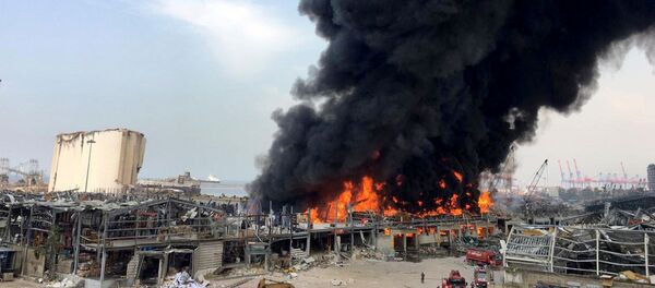 El incendio en el puerto de Beirut El incendio en el puerto de Beirut - Sputnik Mundo