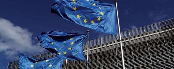 Banderas de la Unión Europea junto a la sede de la Comisión Europea, en Bruselas - Sputnik Mundo