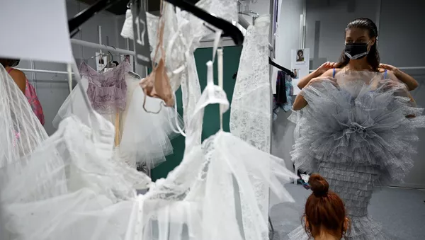 Una modelo se prepara entre bastidores  durante la Mercedes Benz Fashion Week 2020 - Sputnik Mundo