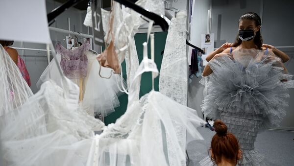 Una modelo se prepara entre bastidores  durante la Mercedes Benz Fashion Week 2020 - Sputnik Mundo