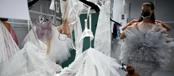 Una modelo se prepara entre bastidores durante la Mercedes Benz Fashion Week 2020 Una modelo se prepara entre bastidores durante la Mercedes Benz Fashion Week 2020 - Sputnik Mundo