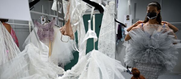 Una modelo se prepara entre bastidores  durante la Mercedes Benz Fashion Week 2020 - Sputnik Mundo