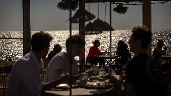 Personas en una terraza en Barcelona, España. Mayo 2020 - Sputnik Mundo