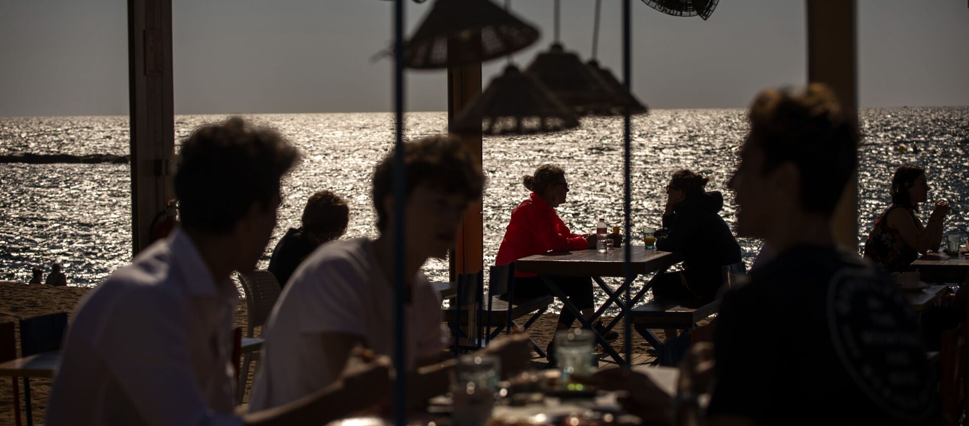 Personas en una terraza en Barcelona, España. Mayo 2020 - Sputnik Mundo, 1920, 10.09.2020