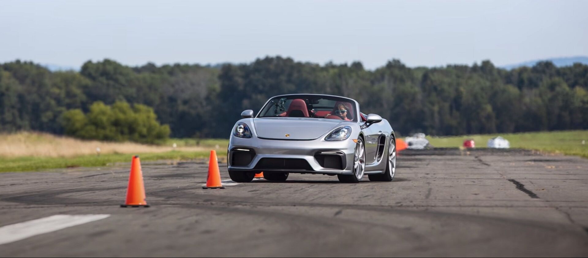 La piloto Chloe Chambers al volante de un Porsche 718 Spyder - Sputnik Mundo, 1920, 10.09.2020