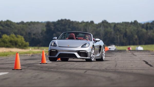 La piloto Chloe Chambers al volante de un Porsche 718 Spyder - Sputnik Mundo