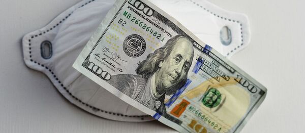 Una mascarilla y un billete de 100 dólares - Sputnik Mundo