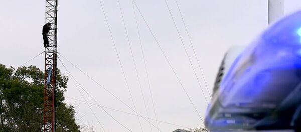 Un policía argentino amenaza con tirarse desde una torre en plenas protestas Un policía argentino amenaza con tirarse desde una torre en plenas protestas - Sputnik Mundo