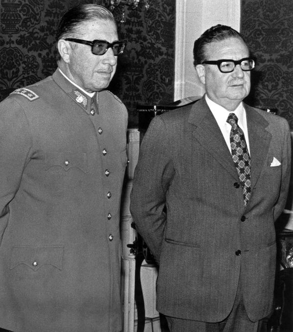 Augusto Pinochet y Salvador Allende Augusto Pinochet y Salvador Allende - Sputnik Mundo
