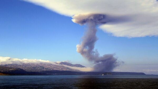 Erupción del volcán Ebeko, en la isla Paramushir de las Kuriles, Rusia - Sputnik Mundo