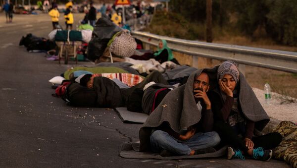 Refugiados y migrantes tras el accidente en el campo de Moria en Grecia - Sputnik Mundo