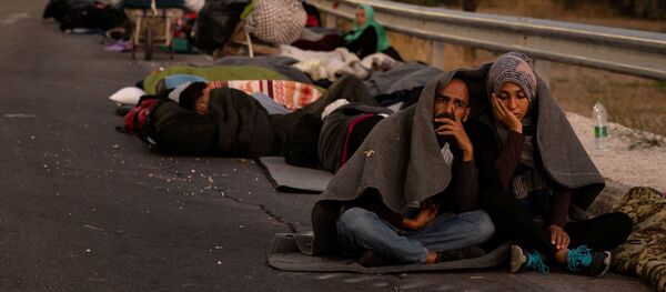 Refugiados y migrantes tras el accidente en el campo de Moria en Grecia Refugiados y migrantes tras el accidente en el campo de Moria en Grecia - Sputnik Mundo