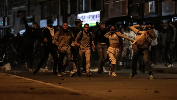 Unas personas protestan cerca a una estación de Policía en Bogotá después de que un hombre muriera tras un procedimiento policial - Sputnik Mundo