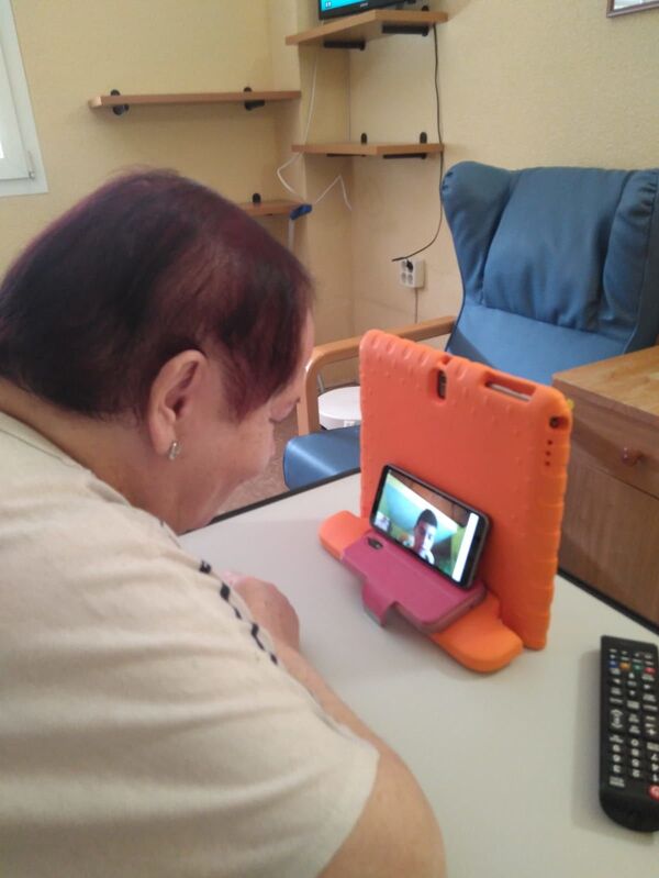 Cuentos por teléfono: la literatura llega a las residencias de España como bálsamo al aislamiento - Sputnik Mundo