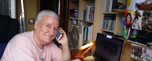 Un voluntario de la iniciativa 'Cuentos por teléfono', en la biblioteca de Soto del Real (Madrid) - Sputnik Mundo