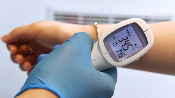 Miden la temperatura corporal en una de las escuelas de Msocú Miden la temperatura corporal en una de las escuelas de Msocú - Sputnik Mundo