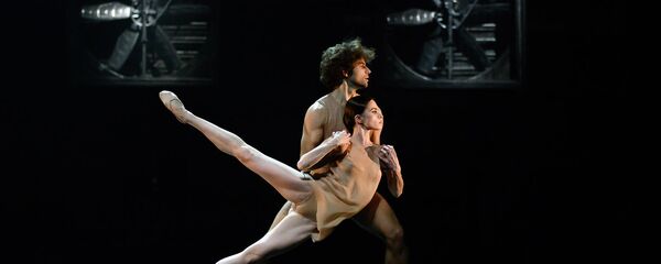 Igor Tsvirkó y María Vinogradova en el 'ballet' 'Just' por Simone Valastro en el teatro Bolshói Igor Tsvirkó y María Vinogradova en el 'ballet' 'Just' por Simone Valastro en el teatro Bolshói - Sputnik Mundo
