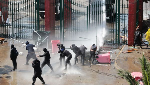 La Policía utiliza cañónes de agua durante una marcha en Chile La Policía utiliza cañónes de agua durante una marcha en Chile - Sputnik Mundo